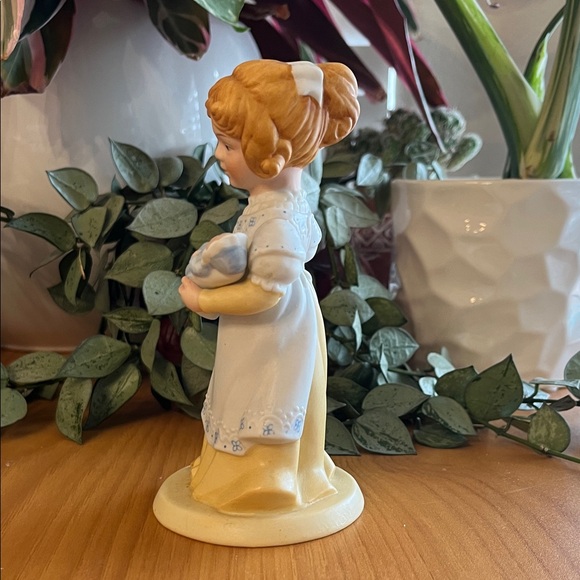 Avon Vintage Porcelain Figurine “A Mothers Love” 1981” EUC - Picture 2 of 8